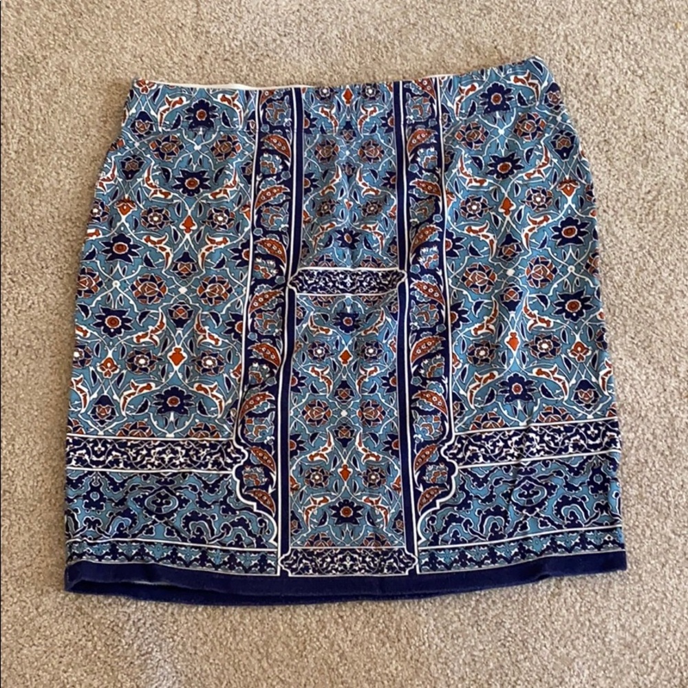 Form fitting skirt